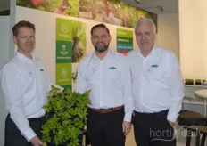 Arjan van der Leest van Jiffy ging op de foto met collega’s Jürgen Rost en Roelof Drost én de succesvol in Preformapluggen opgekweekte jonge frambozenplanten.
